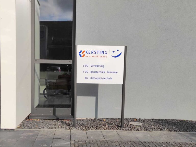 Schildanlage mit Eingangsinformation Kersting Sanitätstechnik
