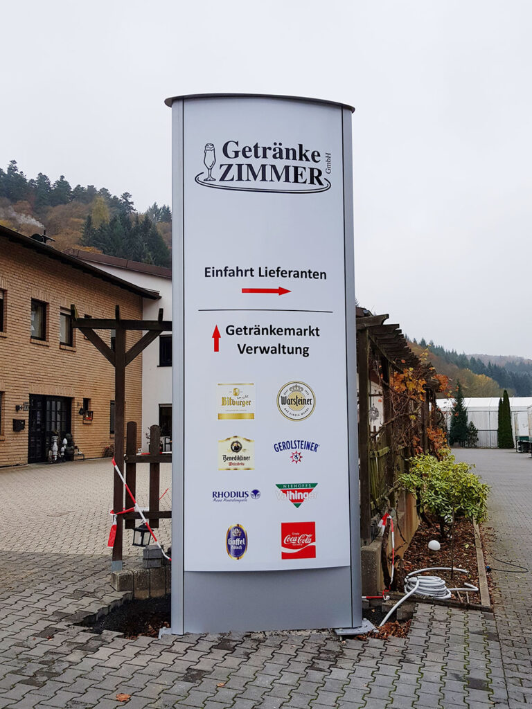 Werbepylone Getränke Zimmer mit besucherlenkung und Getränkelogos