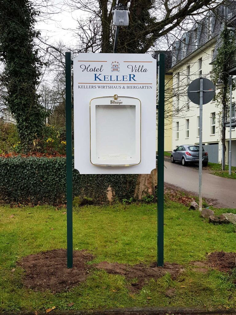 Schildanlage mit Schaukasten Hotel Villa keller