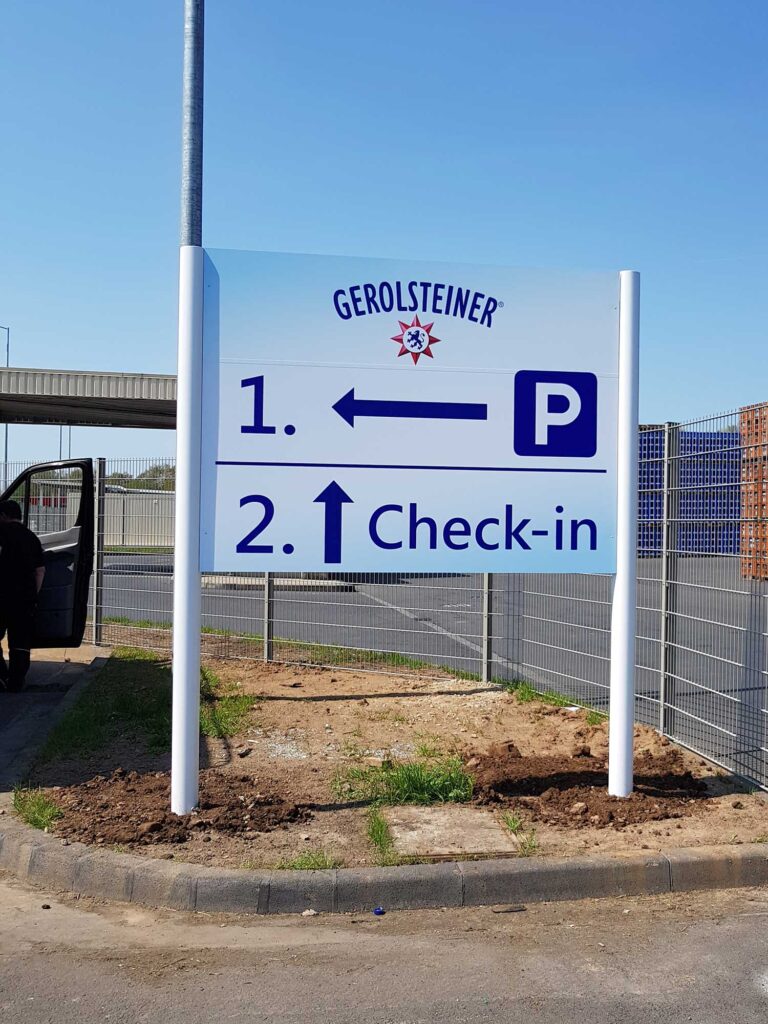Schildanlage Gerolsteiner mit Einfahrt zum Parkplatz