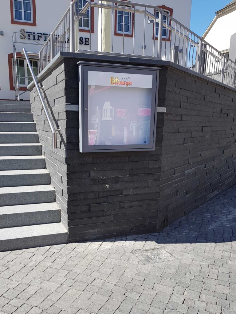 Wandmontierter Schaukasten für die Stiftsklause