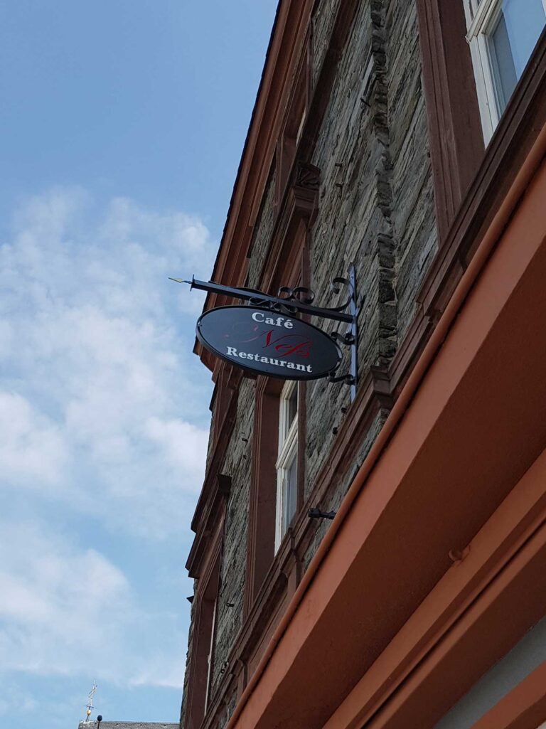 Auslegerschild für ein Café Restaurant