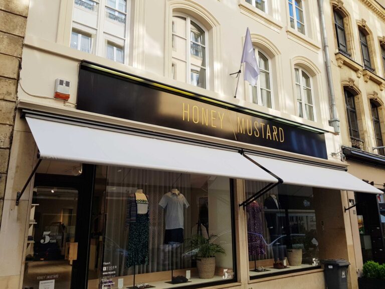 Beleuchtetes Schild für Honey Mustard, Fassadenanbringung