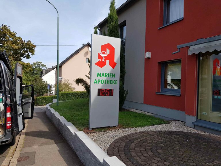 beleuchtete Werbepylone Marien-Apotheke mit integrierter Uhrzeit und Temperaturanzeiige