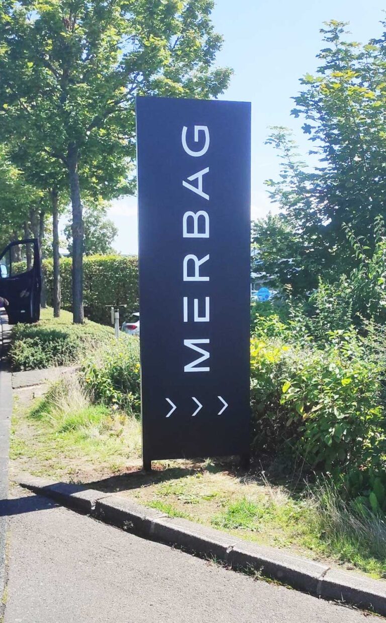 beleuchtete Schildanlage MERBAG