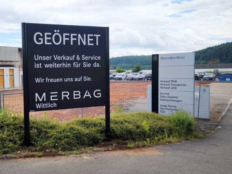 Schild Merbag mit Aufschrift "Unser Verkauf und Service ist weiterhin für Sie da.