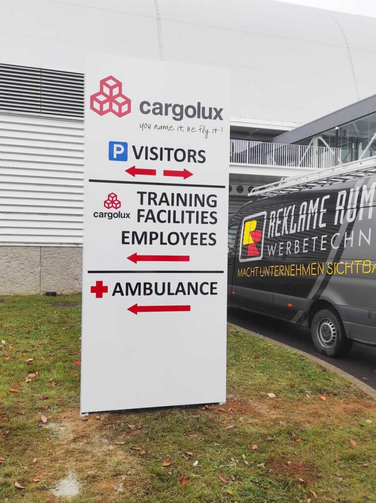 Schildanlage Cargolux mit Besucherlenkung