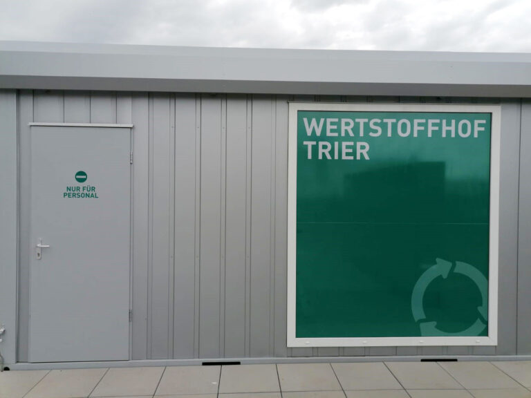 Anbringen von Rahmenhalterungen mit Infoplakaten