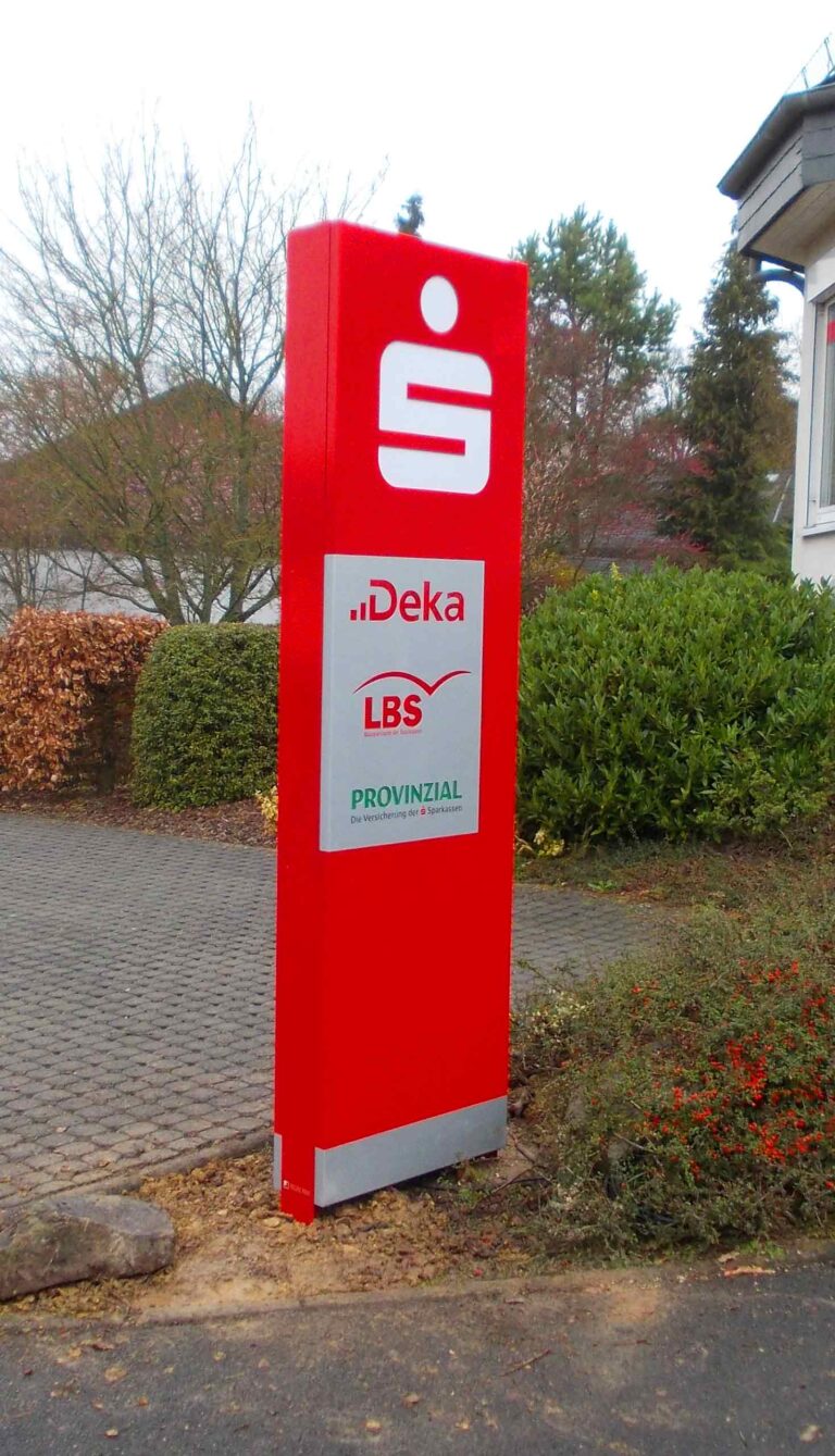 beleuchtete Sparkassen-Pylone mit Zusatzlogos