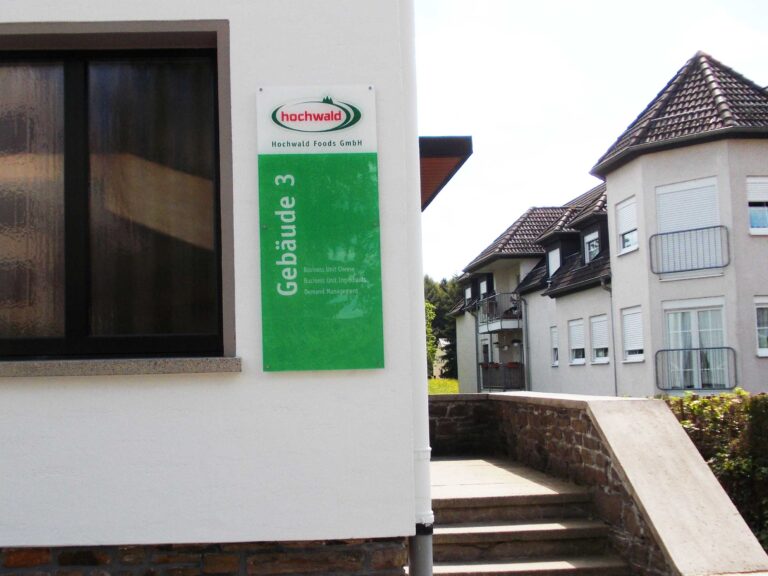 Schild an Hauswand mit Aufschrift Hochwald Gebäude 3