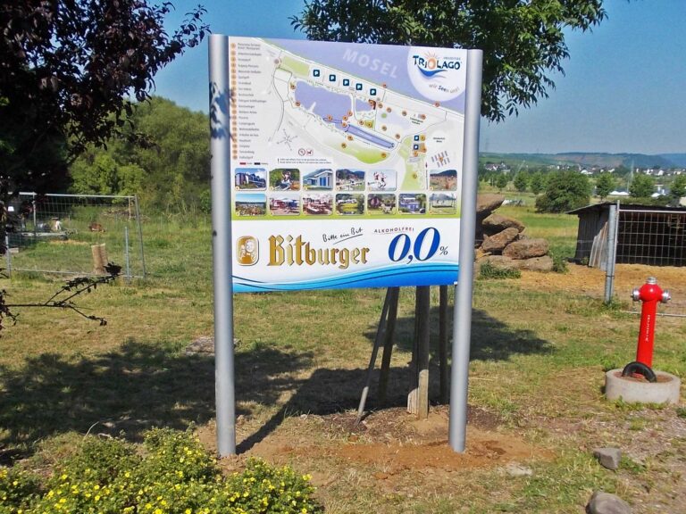 Schildanlage mit Standortkarte Triolago