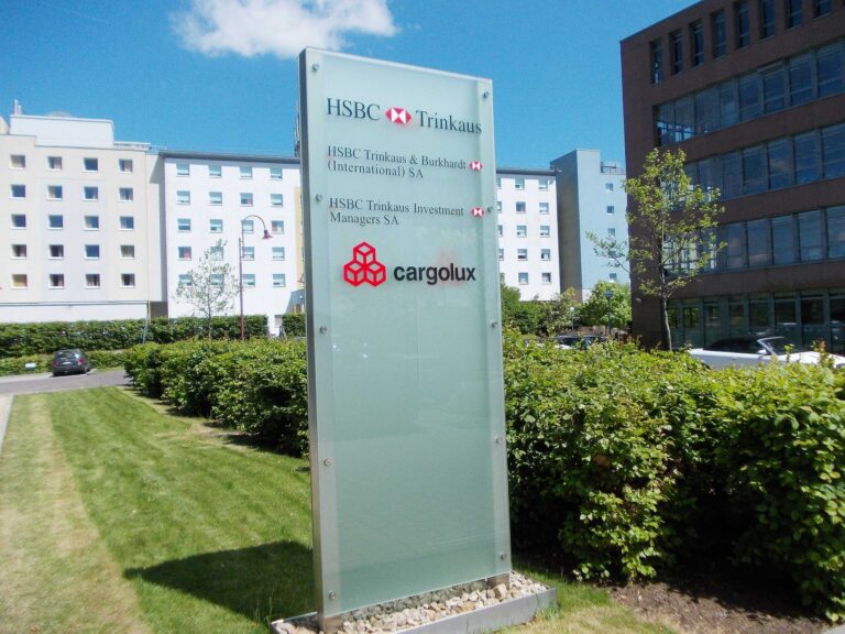 gläserne Werbe-Schildanlage HSBC Trinkaus