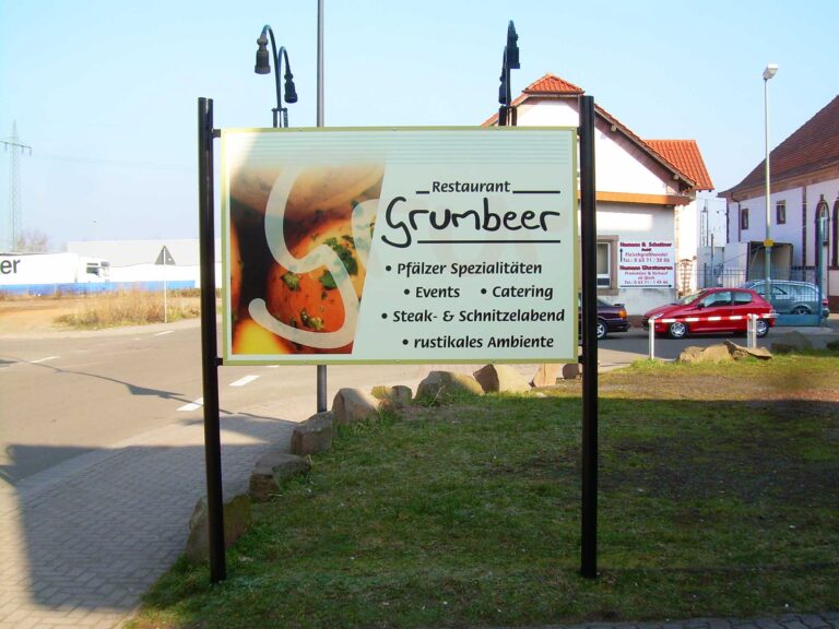 Schildanlage mit nortalgischer Beleuchtungsanlage für Restaurant Grumbeer