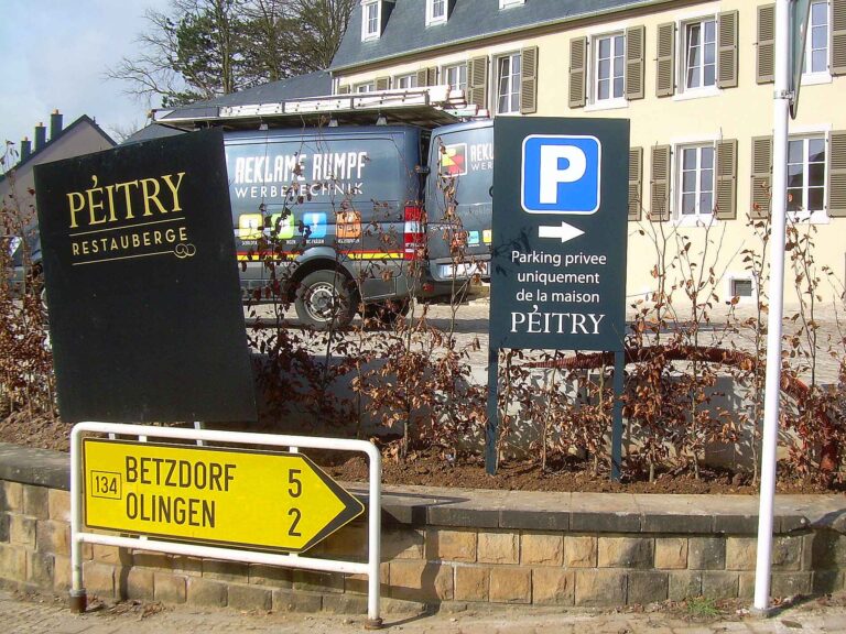Schild Hinweiser Parkplatz Maison Péitry