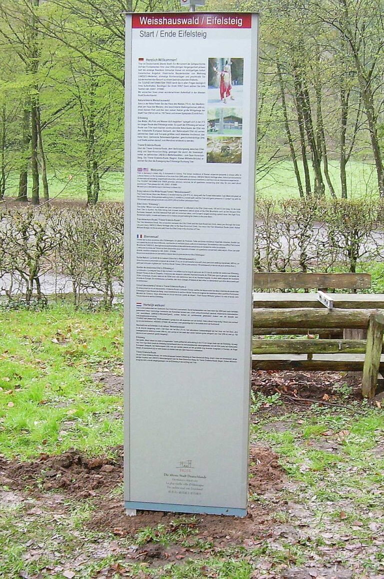 Pylone mit Beschreibung Weisshauswald-Eifelsteig