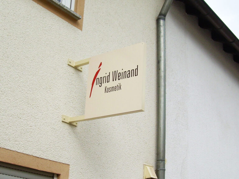 Auslegerschild Ingrid Weinand Kosmetik in crèmeweiß