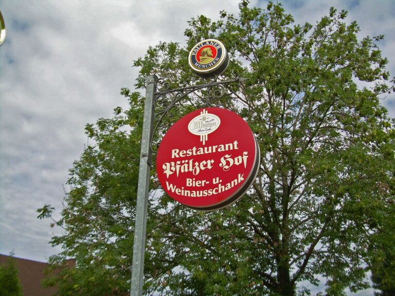 Schildanlage mit Auslegerschild mit Paulaner Werbung für das Restaurant Pfälzer Hof