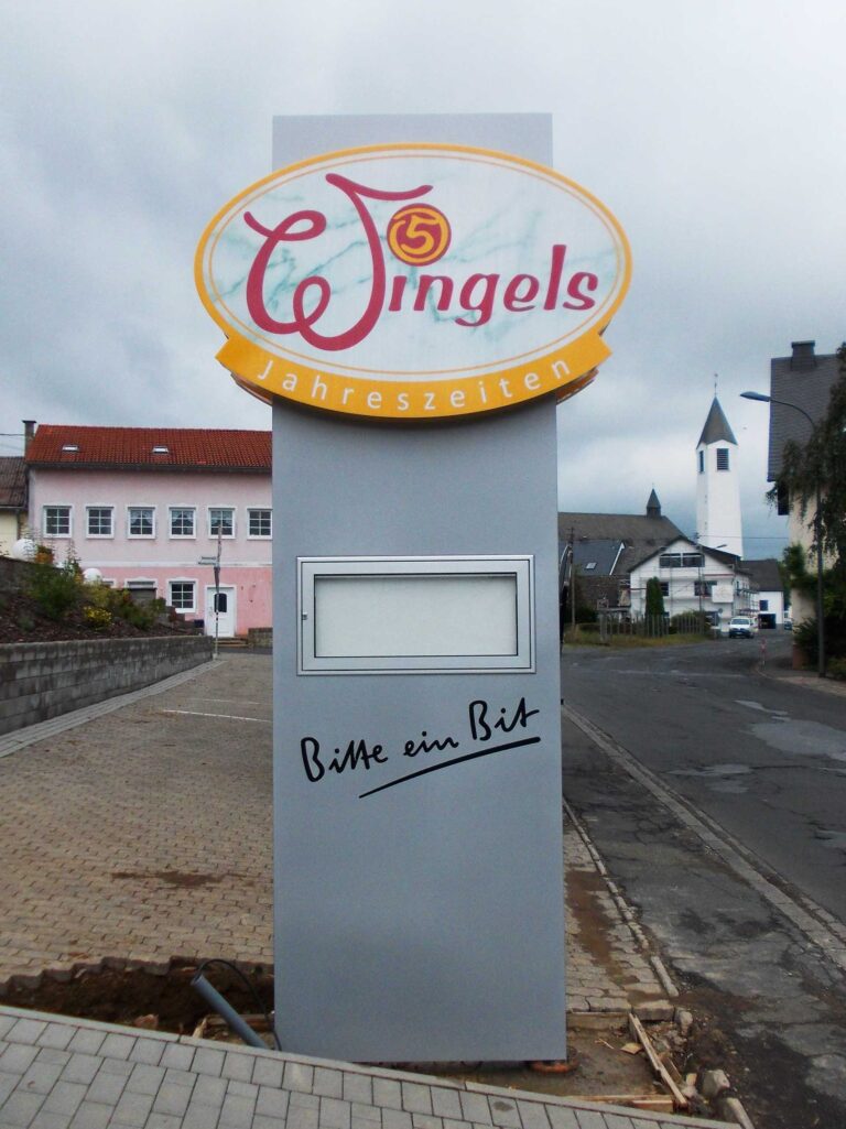 beleuchtete Wingels-Schildanlage mit integriertem Schaukasten