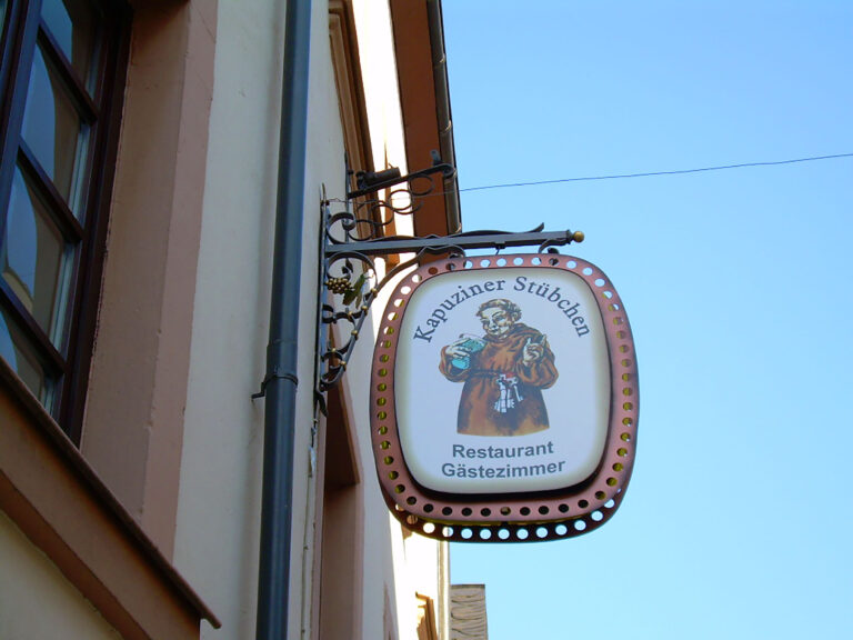 Nostalgisches Auslegerschild für das Kapuziner Stübchen