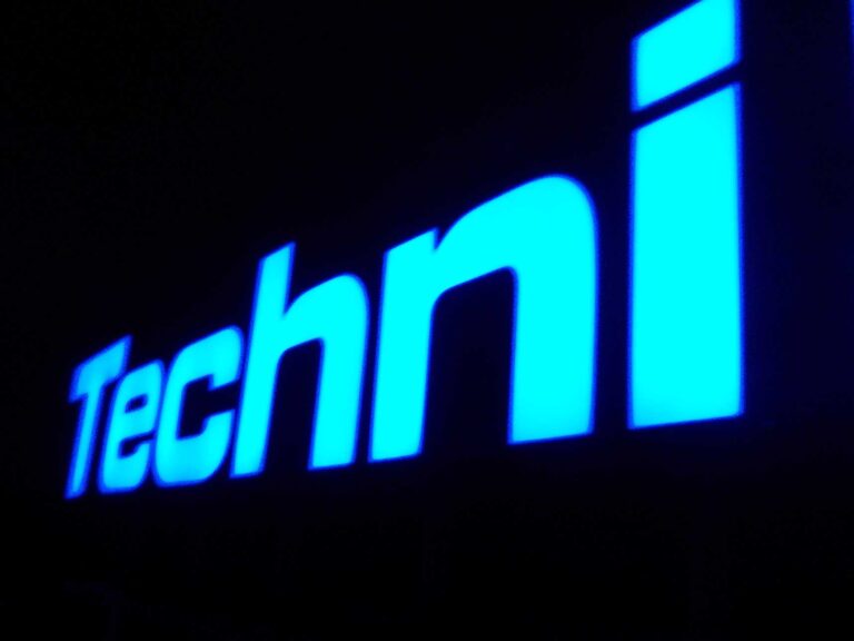 Close-Up auf den TechniSat-Schriftzug (Leuchtwerbung)