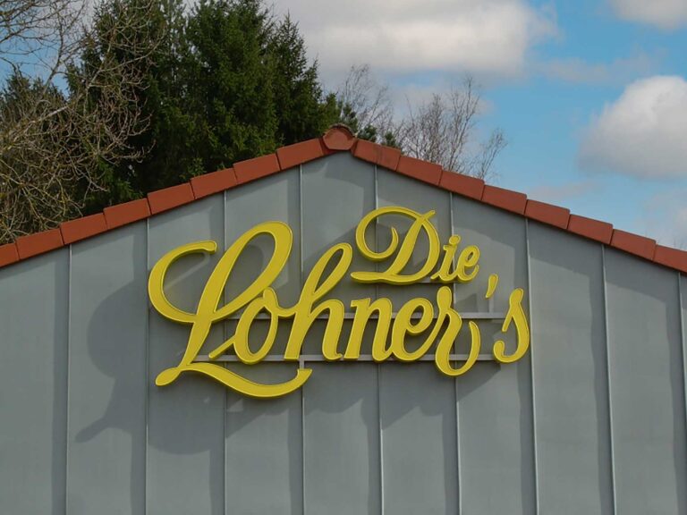 gelber Fassaden-Leuchtschriftzug für "Die Lohner's"