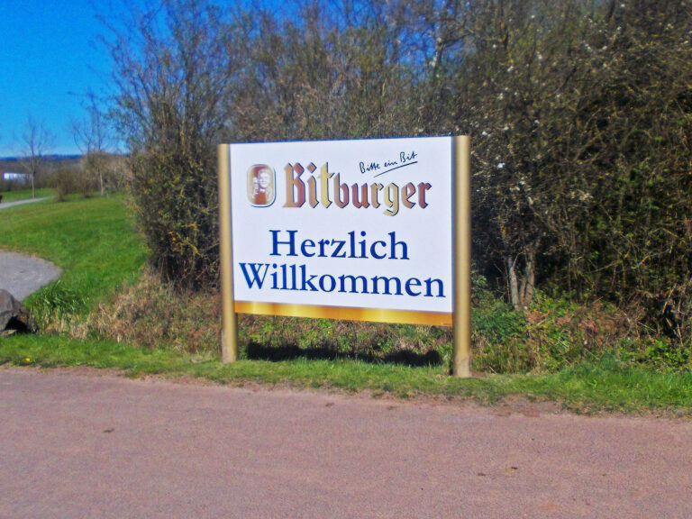 Schildanlage Bitburger Herzlich willkommen