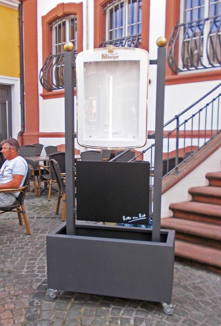 Fahrbare Schaukasten-Anlage in grau mit goldfarbenen Kugelabschlüssen und Tafel für Tageskarte