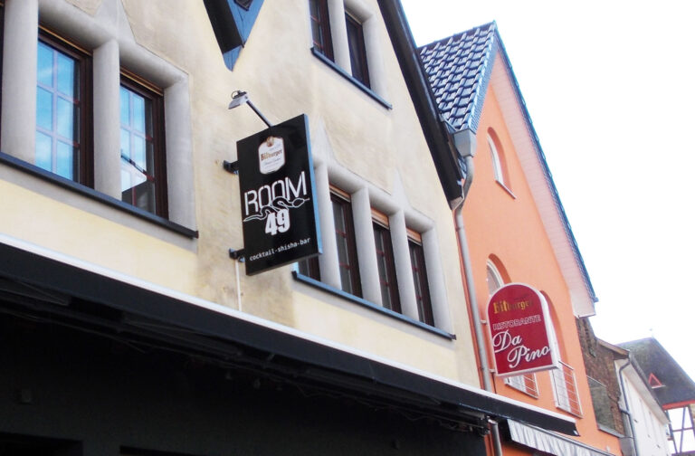 Leuchtwerbungen Auslegerschilder Room 49 und Da Pino