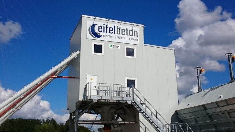 Schild mit dem Logo Eifelbeton am Werkshaus