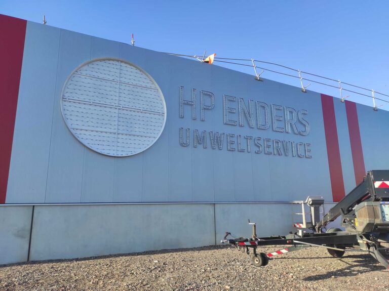 Vormontage Fassaden-Leuchtwerbung für HP Enderd