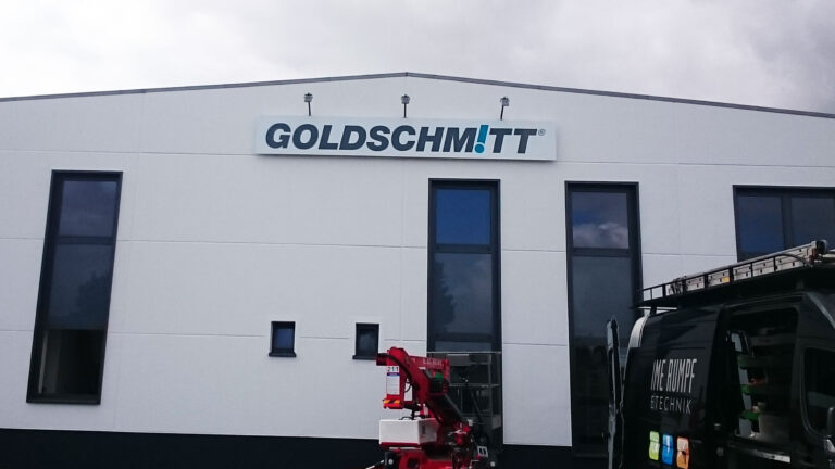 beleuchtete Schildanlage am Gebäude von Goldschmitt Polch