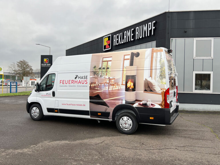Fahrzeugbeschriftung mit Teil-Vollfolierung Hase Feuerhaus