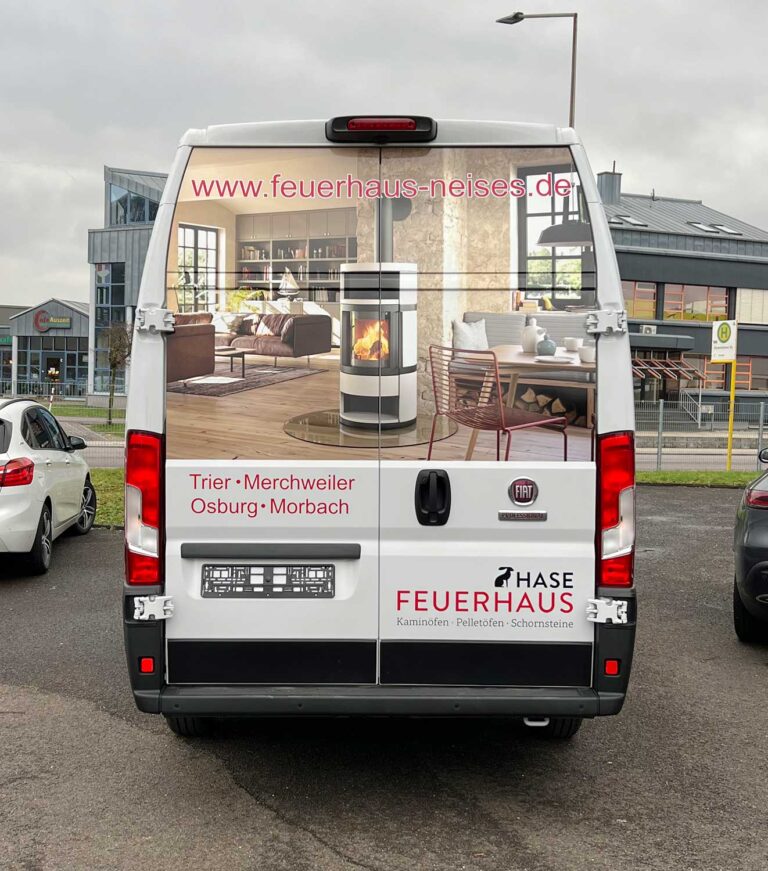 Fahrzeugbeschriftung mit Teil-Vollfolierung Hase Feuerhaus