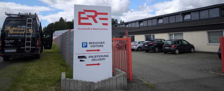 Schildanlage ERE Kunststoffe & Maschinenbau mit Wegeleitsystem