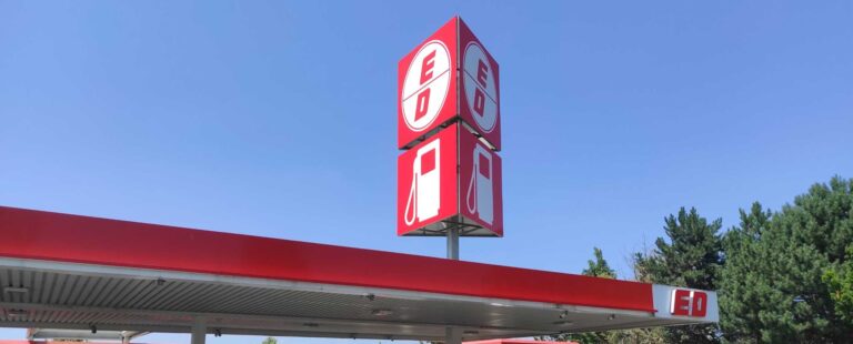 Werbeturm mit Dachmontage für die ED-Tankstelle. Dreiseitig montierte Schilder mit ED-Logo und Tankstellen-Icon