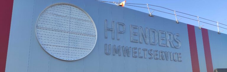 Vormontage Fassaden-Leuchtwerbung für HP Enderd