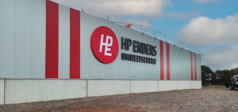 Fassaden-Leuchtwerbung für HP Enderd