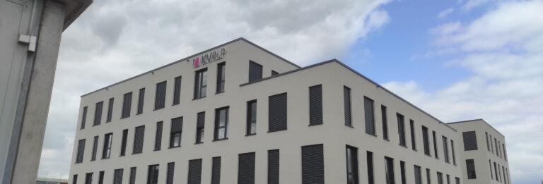 Leuchtwerbung an der Fassade für KVRLP
