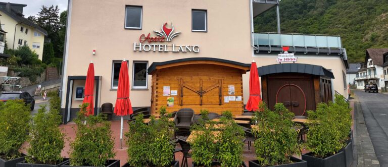 Leuchtwerbung an der Fassade des Apart Hotel Lang