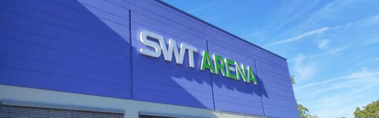 Leuchtwerbung an der Fassade der SWT-Arena