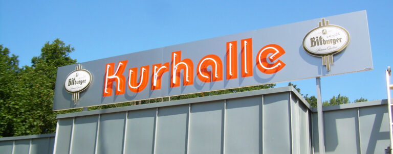 Neon-Werbung Kurhalle mit zwei Leuchtwerbungen Bitburger Bier