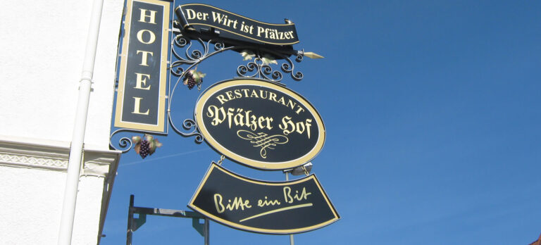Auslegerschild mit historischem Charakter und Schmiedeeisen Restaurant Pfälzer Hof