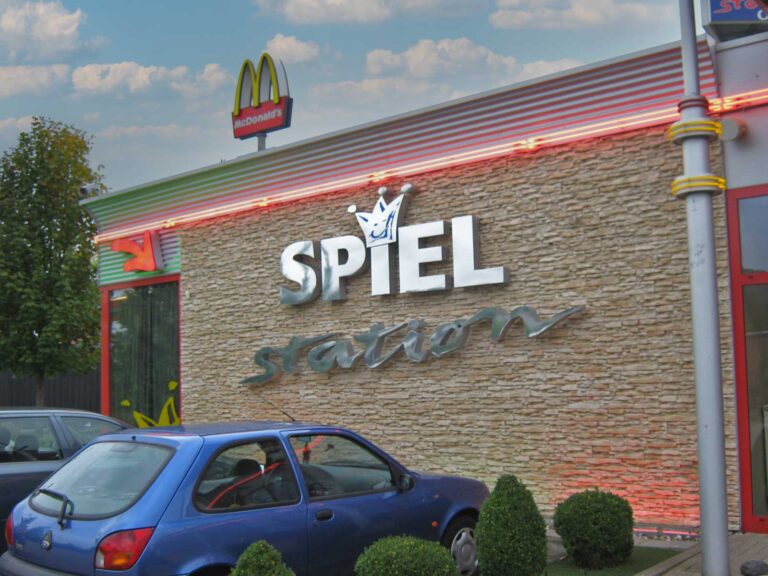 Fassadenwerbung für Spielstation