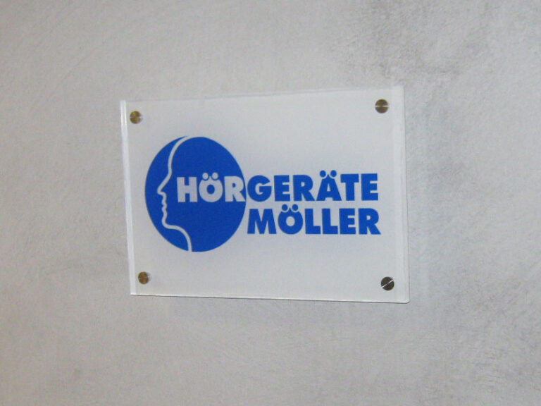 Plexi-Wandschild "Hörgeräte Möller"