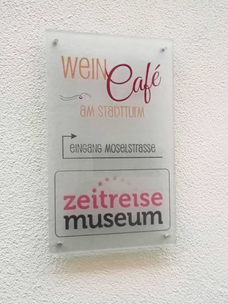 Plexi-Wandschild "Wein-Café am Stadtturm" mit Zeitreise-Museum
