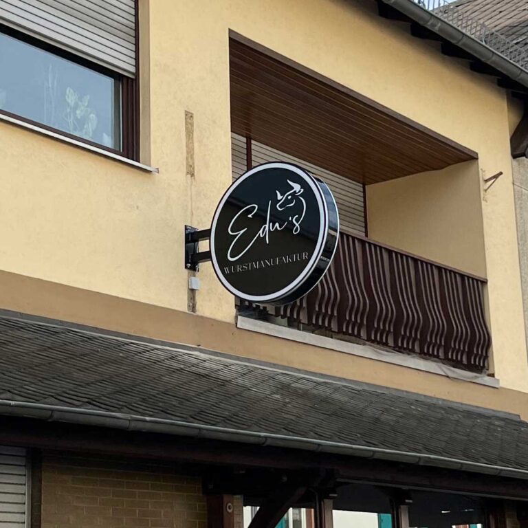 AUsleger-Leuchtschild für Edu's Wurstmanufaktur