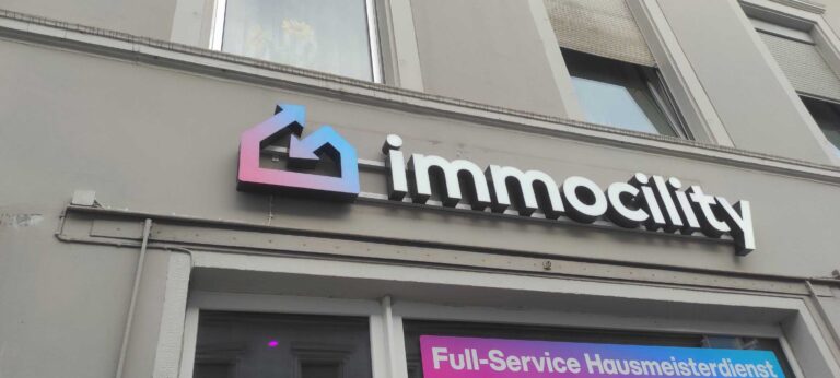 Leuchtwerbung an Fassade für Immocility