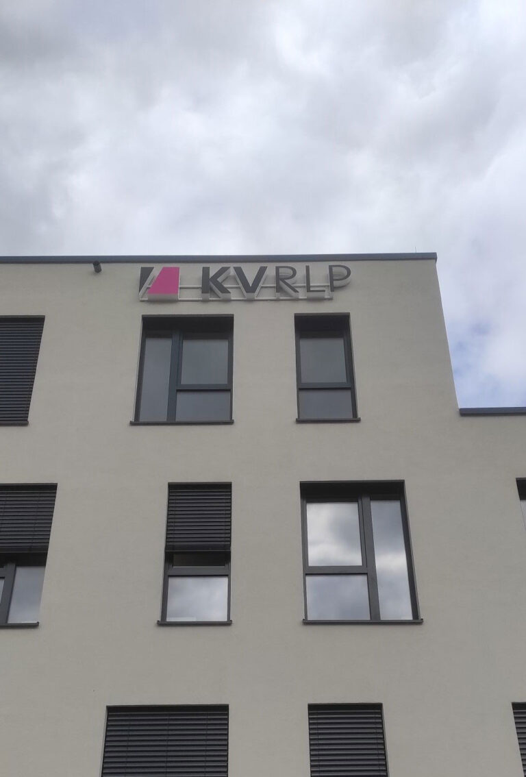 Leuchtwerbung an der Fassade für KVRLP