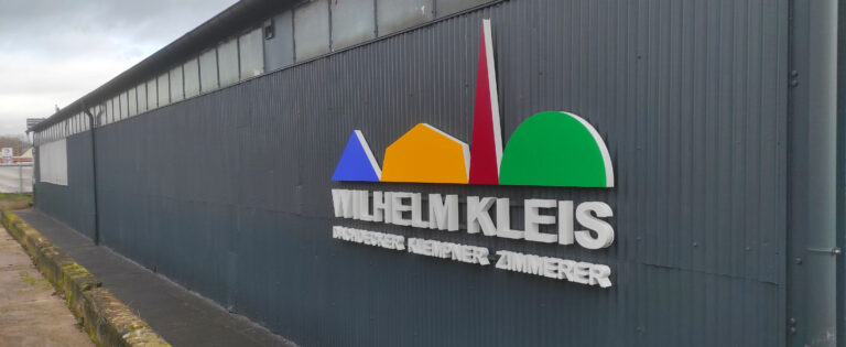 Leuchtwerbung an der Fassade für Wilhelm Kleis