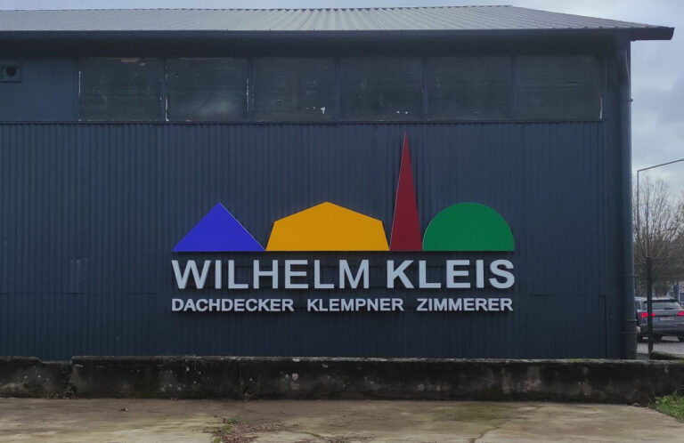 Leuchtwerbung an der Fassade für Wilhelm Kleis